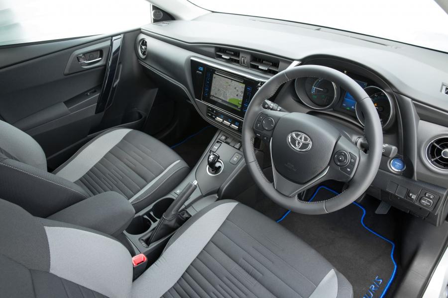  Toyota Auris Hybrid 2015 года  (UK) (фото 8 из 23)